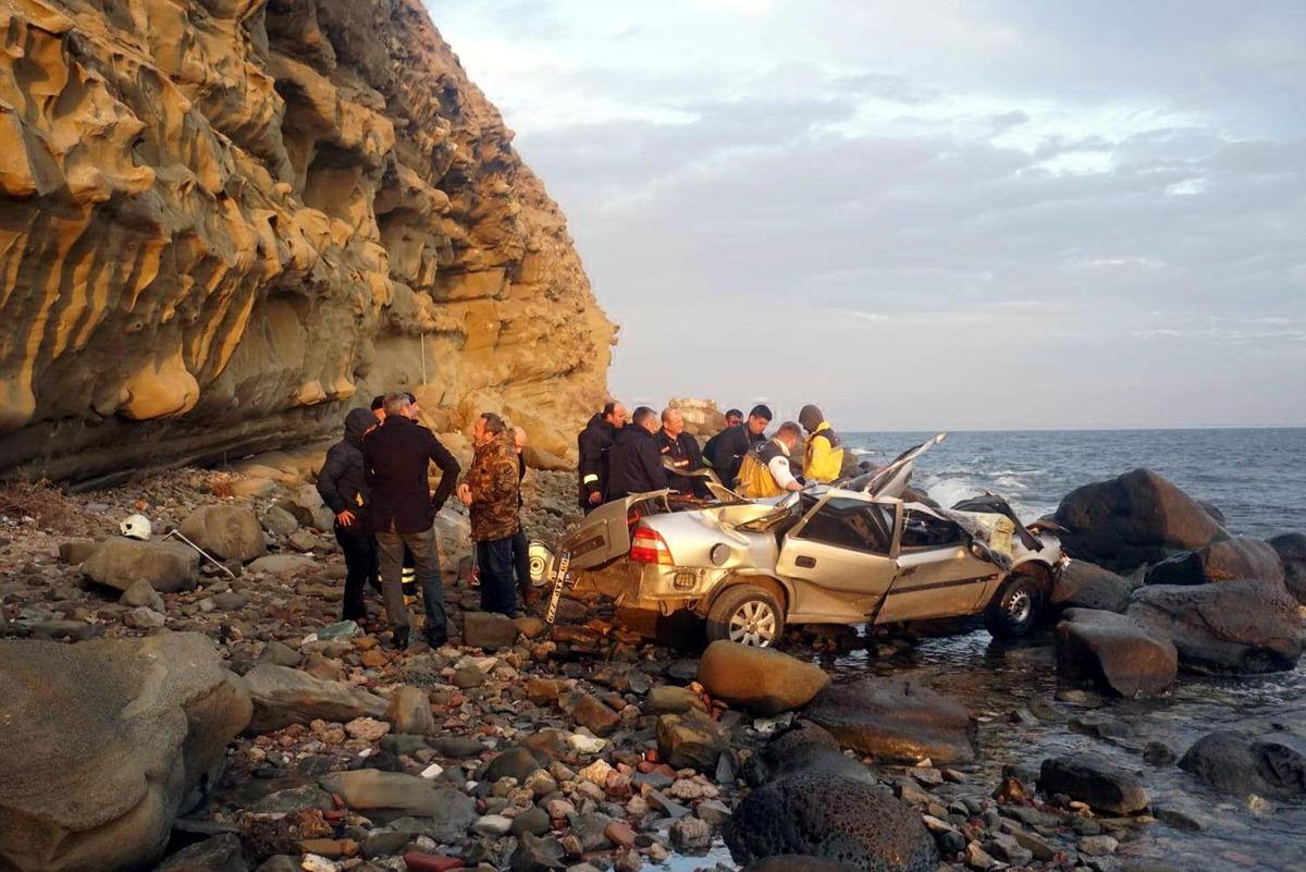 &Uuml;vey kızına cinsel istismar sanığı, tahliye olduktan sonra aracıyla u&ccedil;urumdan atladı