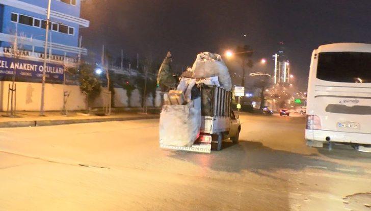 Kadıköy'de kamyonet üzerinde tehlikeli yolculuk G3