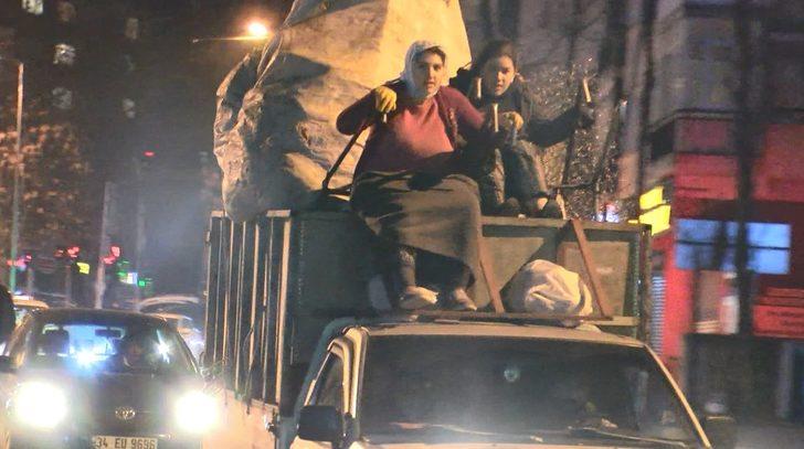 Kadıköy'de kamyonet üzerinde tehlikeli yolculuk G4