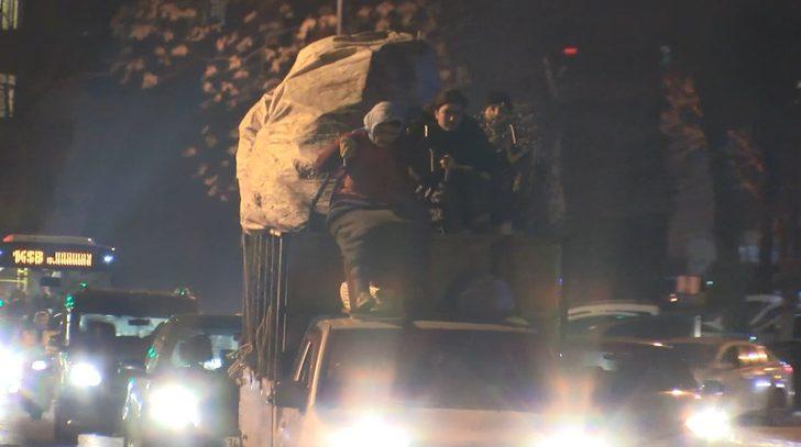 Kadıköy'de kamyonet üzerinde tehlikeli yolculuk G5