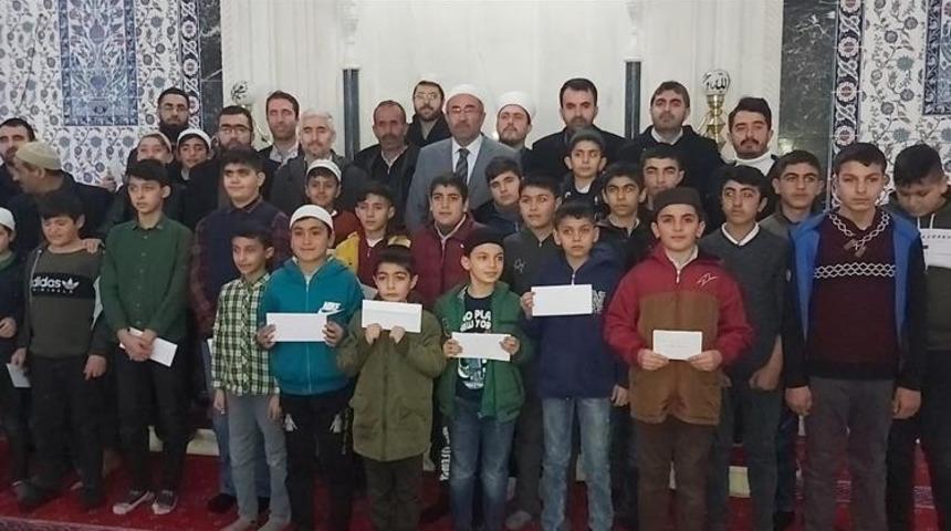 &Ouml;ğrenciler tatillerini camide değerlendirdi