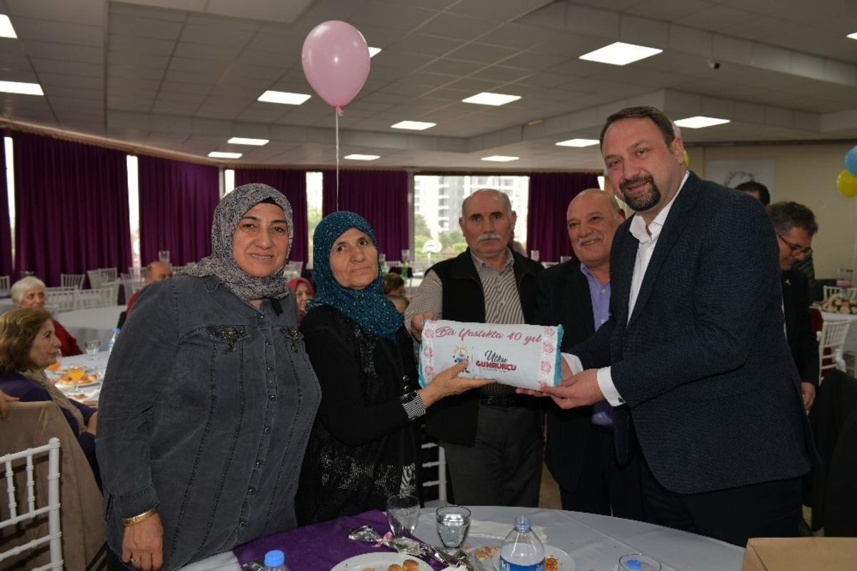 &Ccedil;iğli&rsquo;de yaşayan &ccedil;iftlere &ldquo;Bir yastıkta 40 yıl&rdquo; jesti