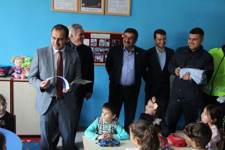 Öğrencilere Jandarmanın hazırladığı trafik kurallarını anlatan kitap dağıtıldı G1