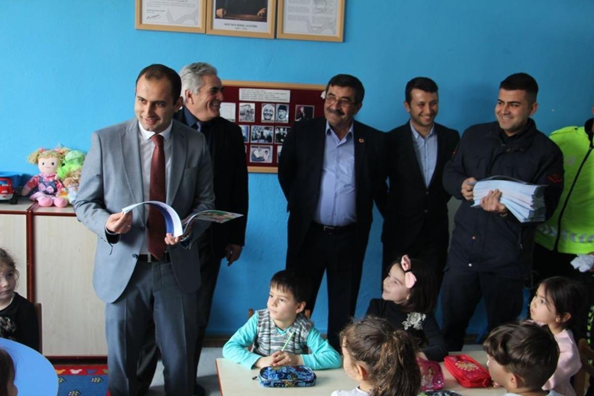 &Ouml;ğrencilere Jandarmanın hazırladığı trafik kurallarını anlatan kitap dağıtıldı