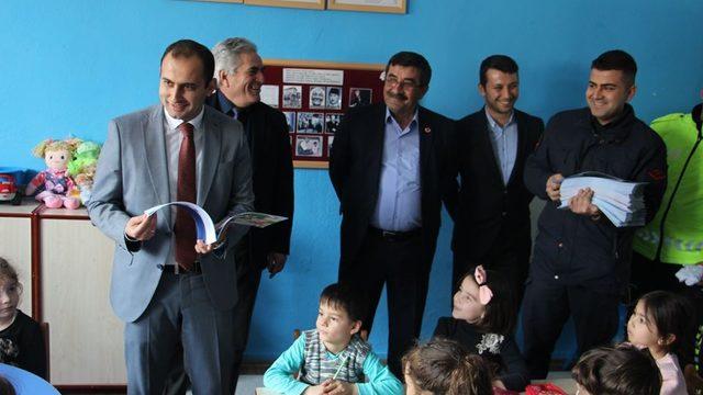 Öğrencilere Jandarmanın hazırladığı trafik kurallarını anlatan kitap dağıtıldı
