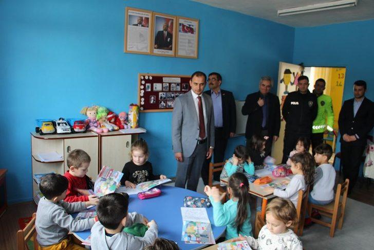 Öğrencilere Jandarmanın hazırladığı trafik kurallarını anlatan kitap dağıtıldı G2