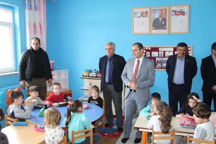 Öğrencilere Jandarmanın hazırladığı trafik kurallarını anlatan kitap dağıtıldı G3