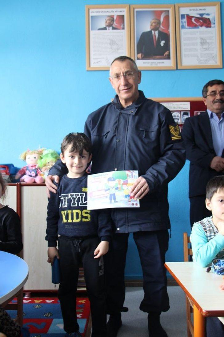 Öğrencilere Jandarmanın hazırladığı trafik kurallarını anlatan kitap dağıtıldı G4