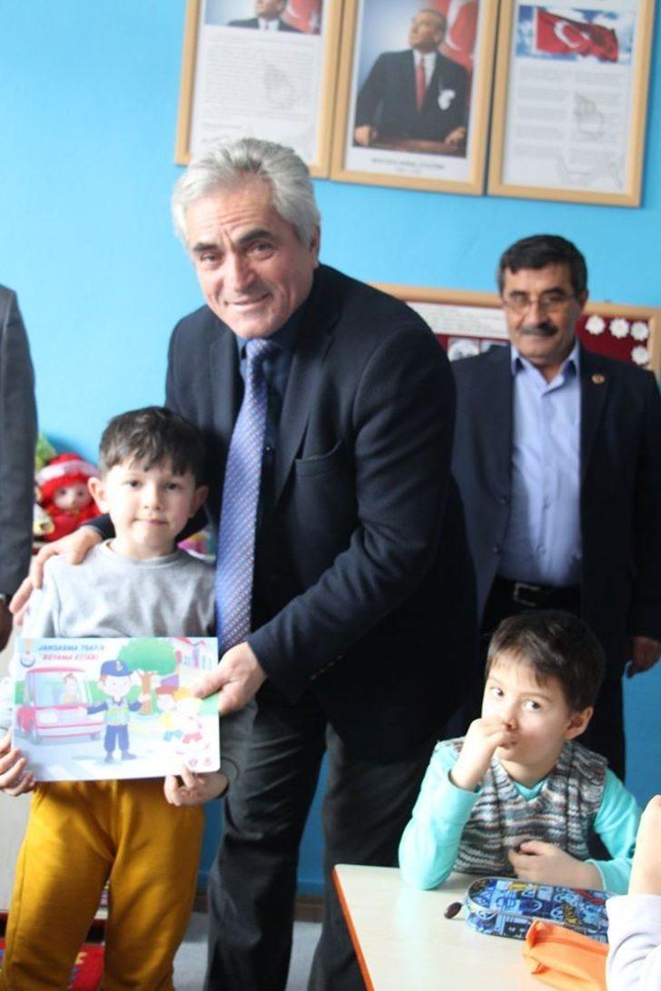 Öğrencilere Jandarmanın hazırladığı trafik kurallarını anlatan kitap dağıtıldı G5