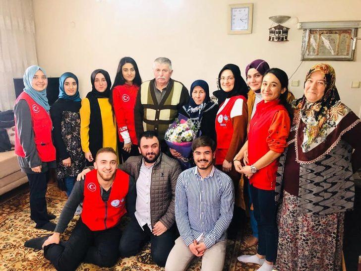 Gençlerden, yaşlı büyüklerine ziyaret G1