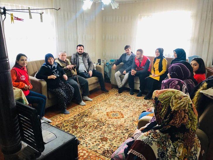 Gençlerden, yaşlı büyüklerine ziyaret G2