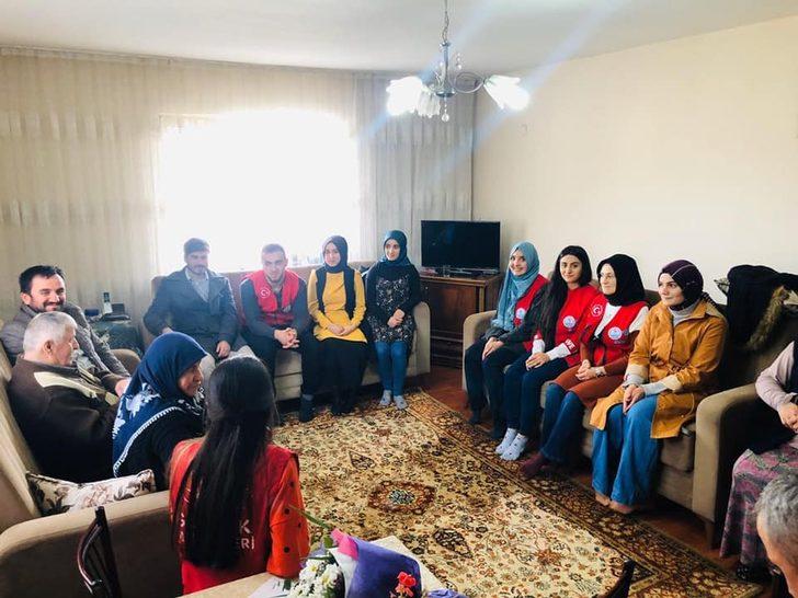 Gençlerden, yaşlı büyüklerine ziyaret G3