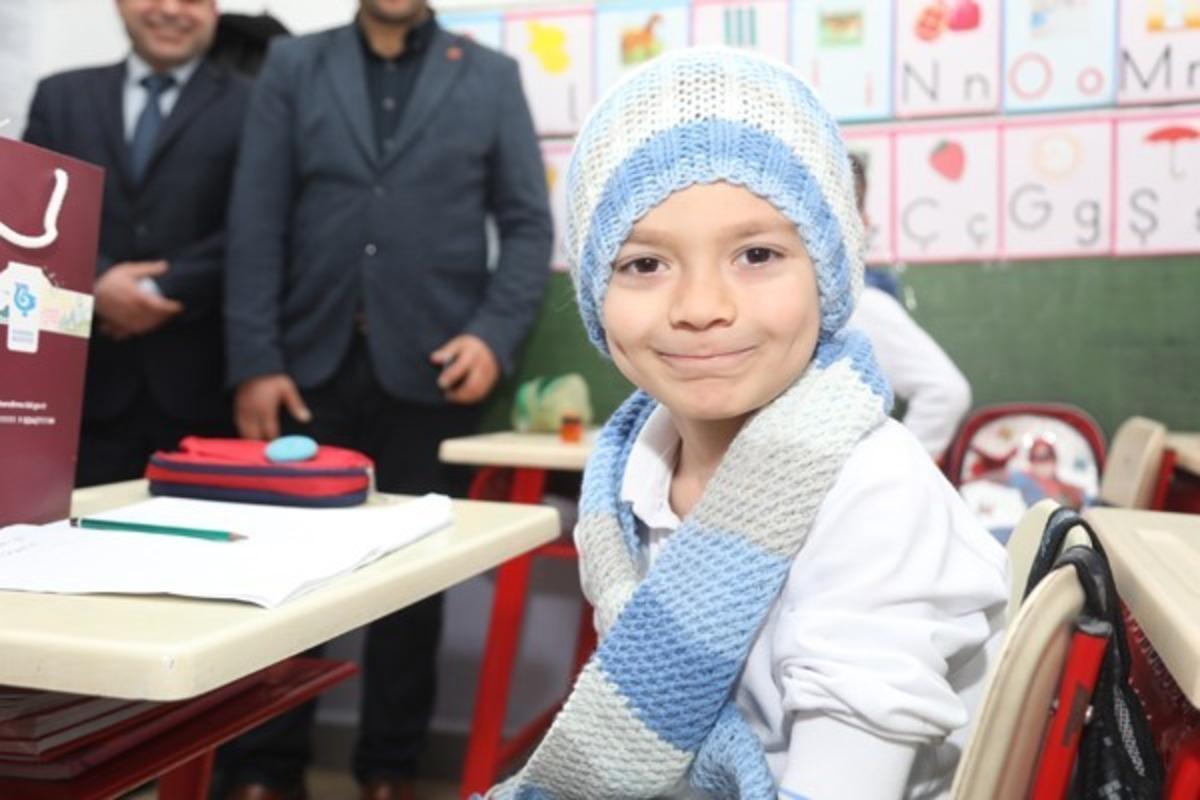 Kazada &ouml;len oğulları i&ccedil;in &ouml;ğrencilere atkı ve bere dağıttılar