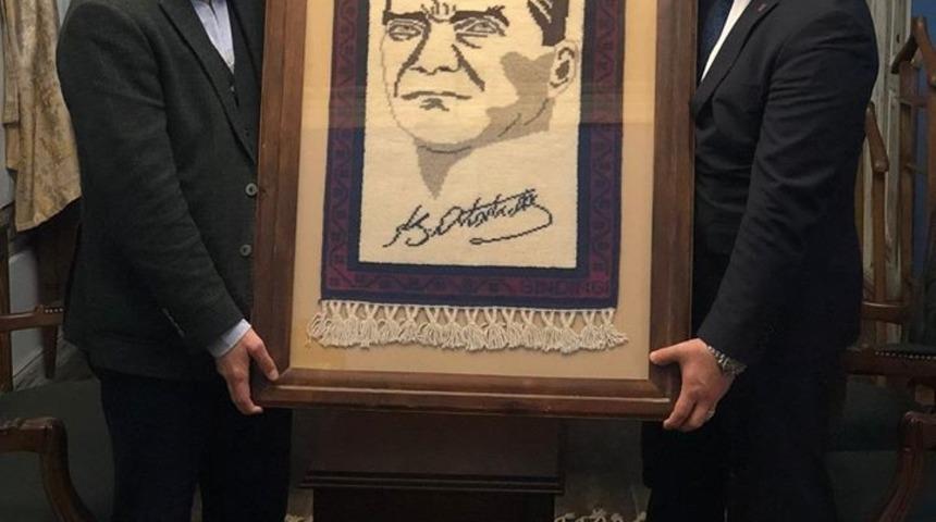 Atat&uuml;rk portresi işlenmiş Yağcıbedir halısı Bal-Kes&rsquo;e gelir olacak