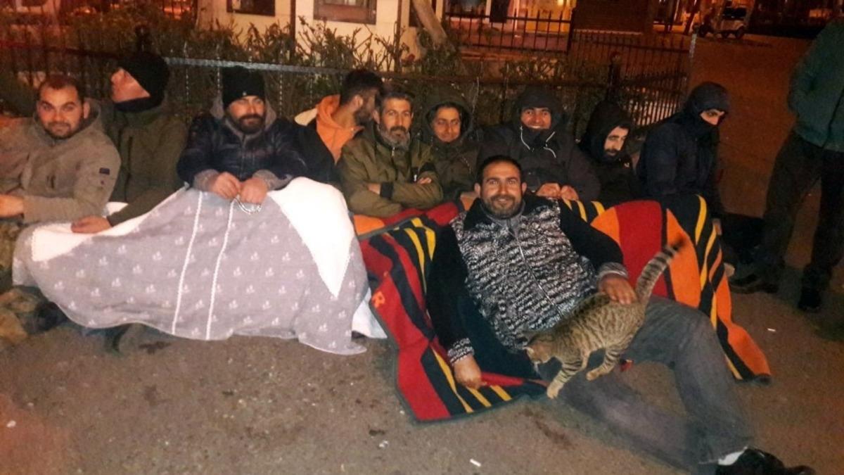  İBB&rsquo;nin fayton kararı faytoncu esnafını ikiye b&ouml;ld&uuml;! Oturma eylemine başladılar