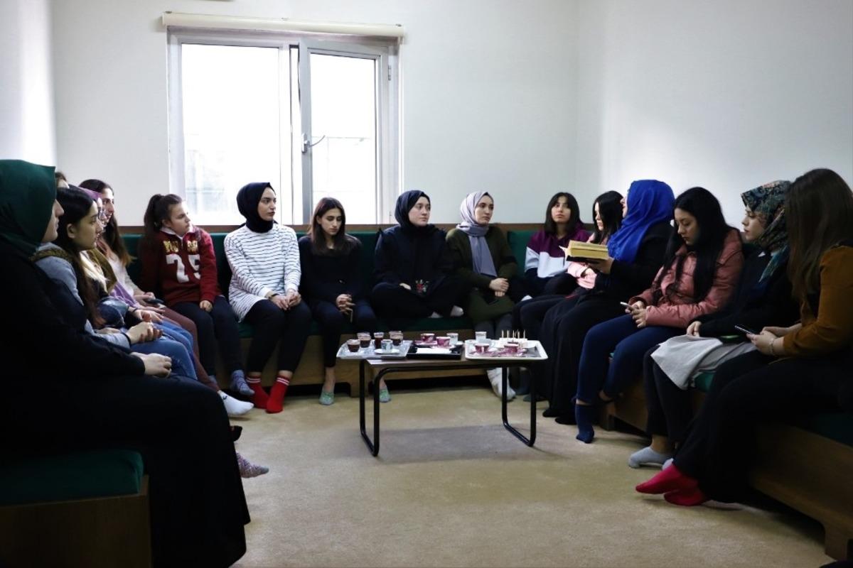 Lise &ouml;ğrencileri Cuma Kahvesinde bir araya geliyor