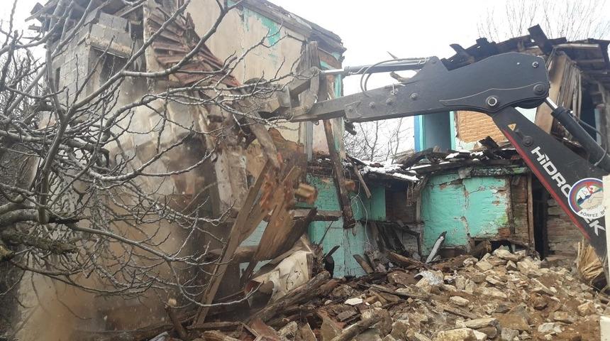 K&ouml;rfez&rsquo;de Metruk ve hasarlı binalar yıkılıyor