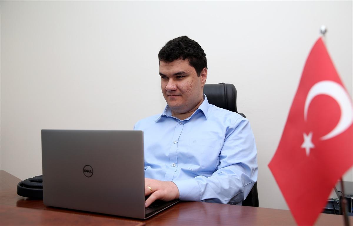 G&ouml;rme engelli T&uuml;rk m&uuml;hendis Facebook'un "g&ouml;z bebeği"