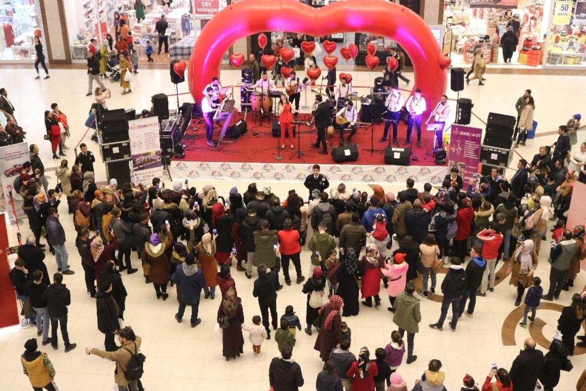 Ceylan Karavil Park AVM&rsquo;de Sevgililer G&uuml;n&uuml; etkinliği