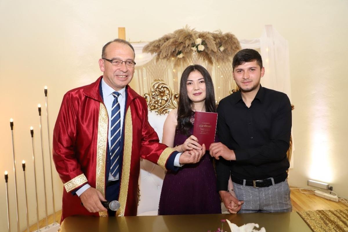 Turgutlu&rsquo;da Sevgililer G&uuml;n&uuml;&rsquo;nde 11 nikah kıyıldı