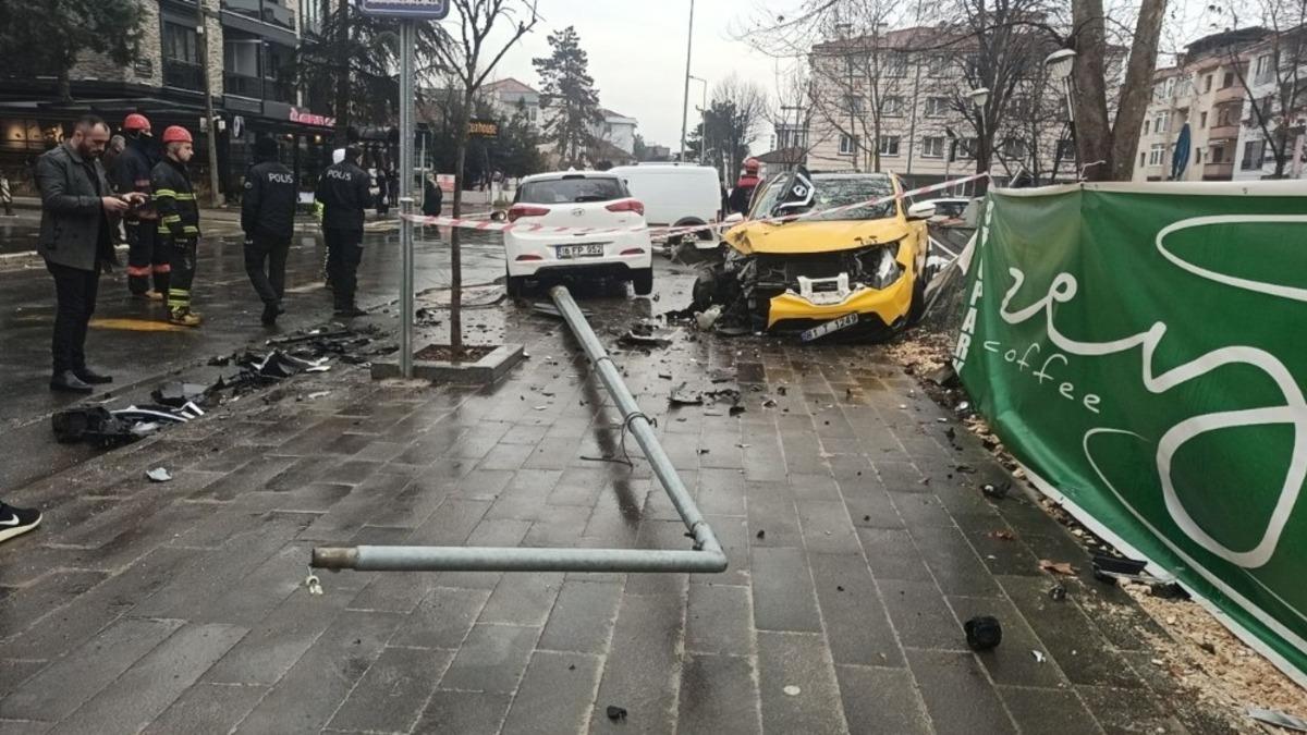 İki otomobil kavşakta &ccedil;arpıştı: 3 yaralı