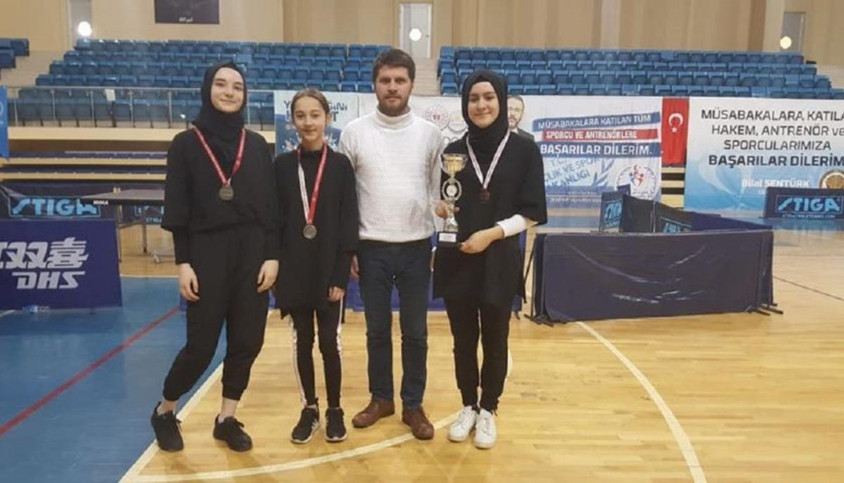 Masa tenisi turnuvasında b&uuml;y&uuml;k başarı