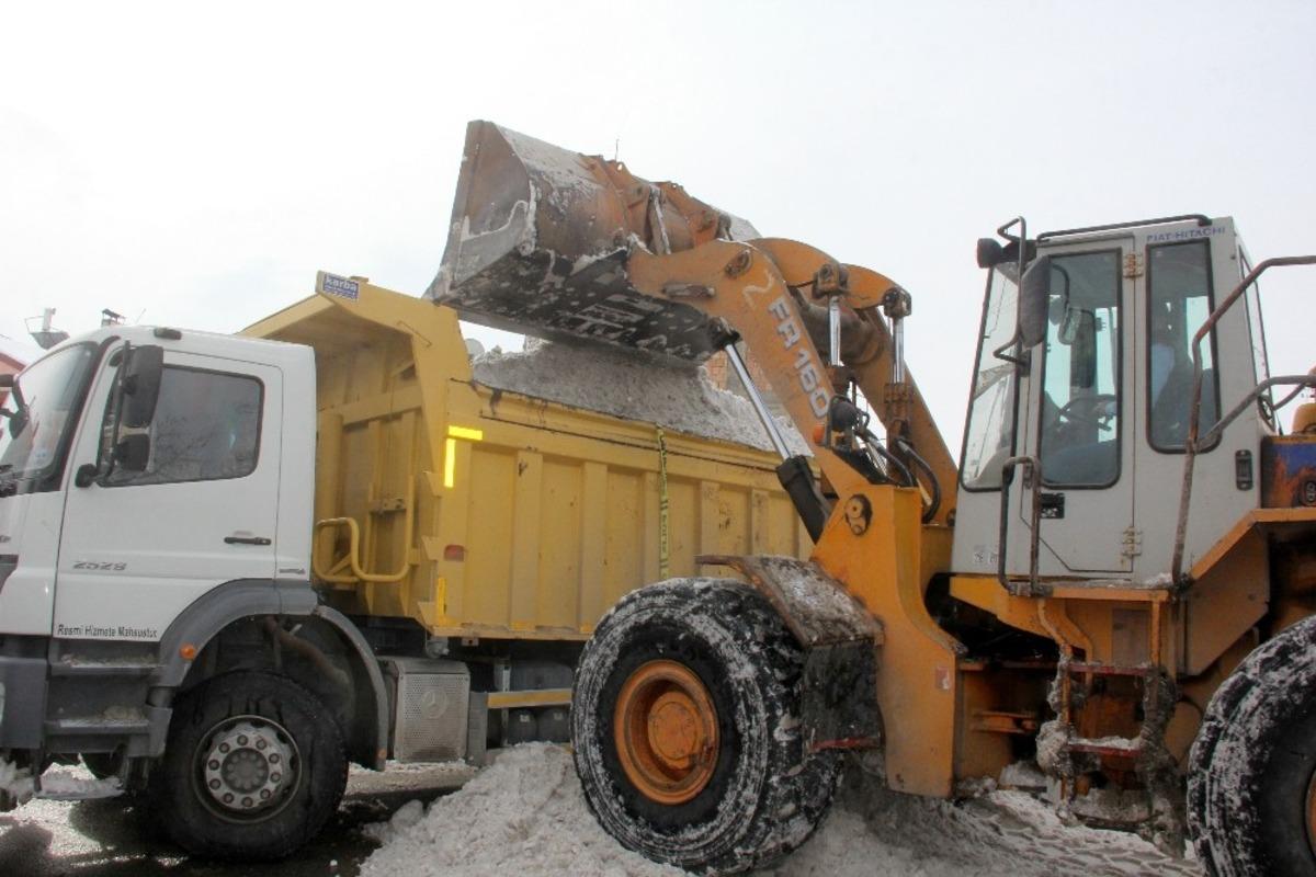 Erzincan&rsquo;da kar yığınları kamyonlarla şehir dışına taşınıyor