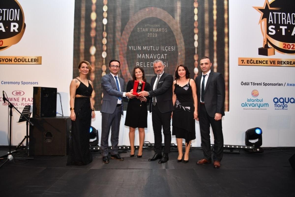 Başkan S&ouml;zen Yılın Mutlu İl&ccedil;esi &Ouml;d&uuml;l&uuml;n&uuml; aldı