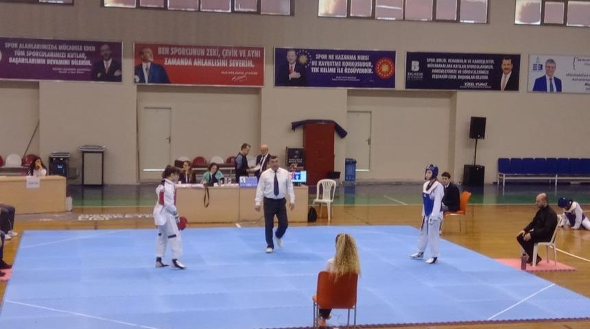Burhaniye’de İmam Hatip öğrencisi tekvandoda il birincisi oldu