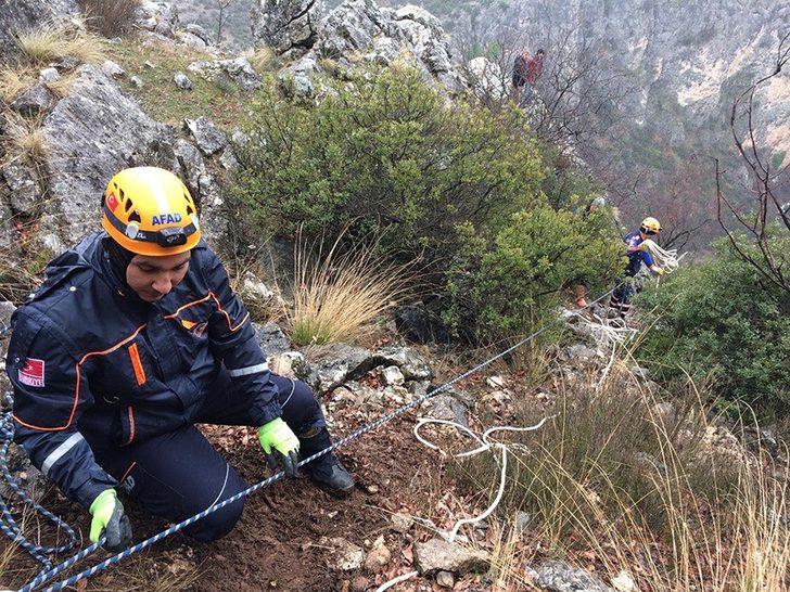 Kayalıkta mahsur kalan keçi kurtarıldı G1