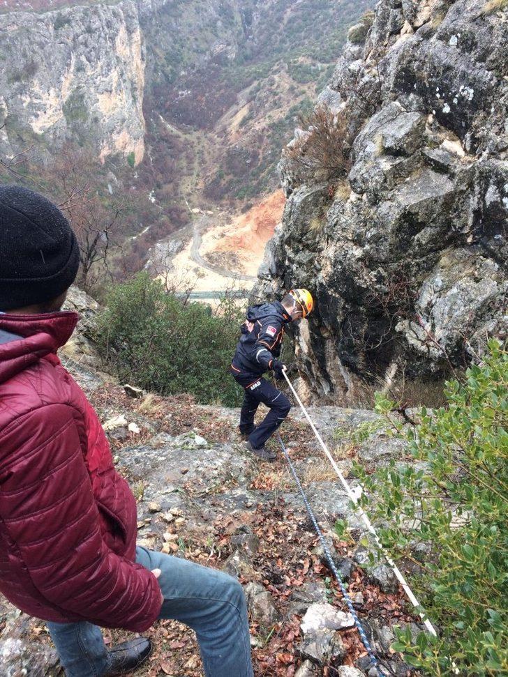 Kayalıkta mahsur kalan keçi kurtarıldı G4