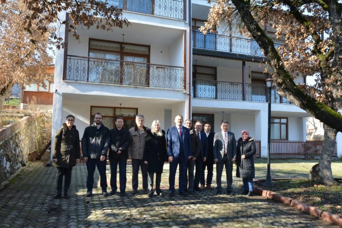 Belediye başkanı konutunu k&uuml;lt&uuml;r evine d&ouml;n&uuml;şt&uuml;r&uuml;yor