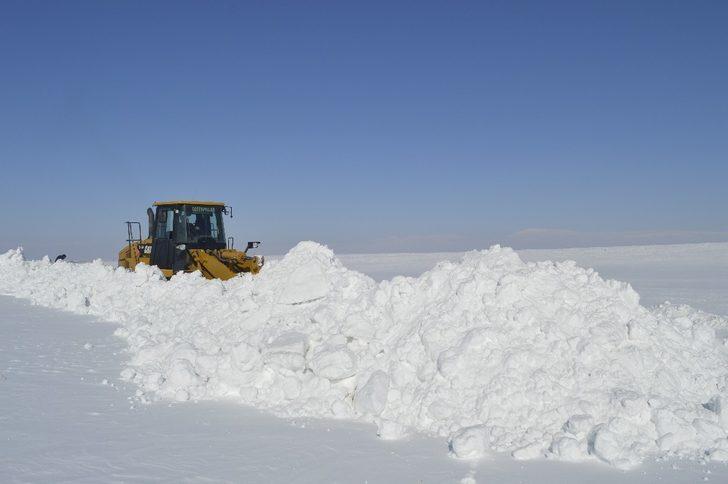 Ağrı’da kapanan köy yollarını açma çalışmaları sürüyor G2