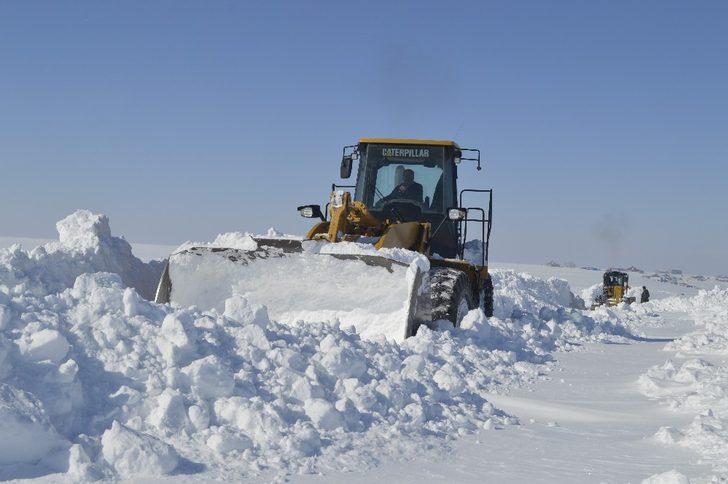 Ağrı’da kapanan köy yollarını açma çalışmaları sürüyor G3