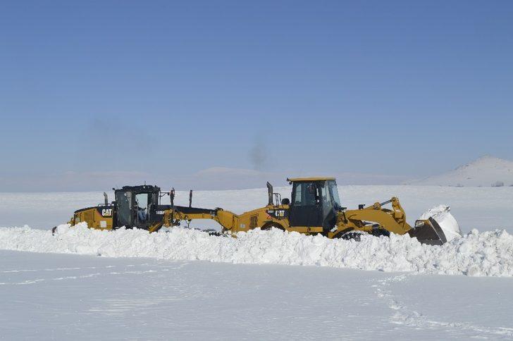 Ağrı’da kapanan köy yollarını açma çalışmaları sürüyor G4