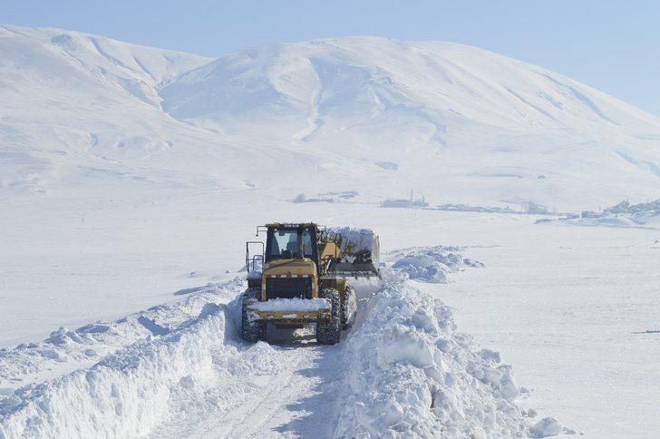 Ağrı’da kapanan köy yollarını açma çalışmaları sürüyor G5