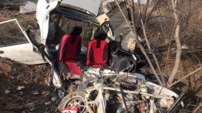 Ankara'da feci kaza! Araba hurdaya d&ouml;nd&uuml;