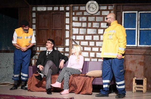 B&uuml;y&uuml;kşehir tiyatro ekibi, h&uuml;k&uuml;ml&uuml;ler i&ccedil;in g&ouml;steri yaptı 1