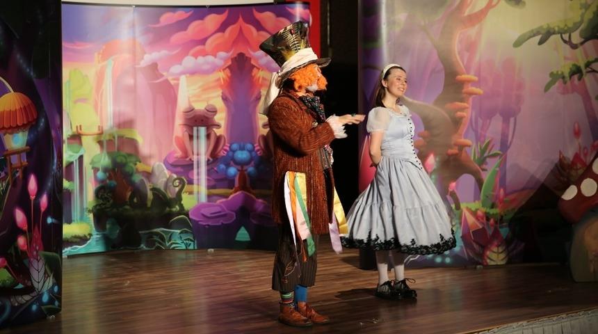 B&uuml;y&uuml;kşehir tiyatro ekibi, h&uuml;k&uuml;ml&uuml;ler i&ccedil;in g&ouml;steri yaptı