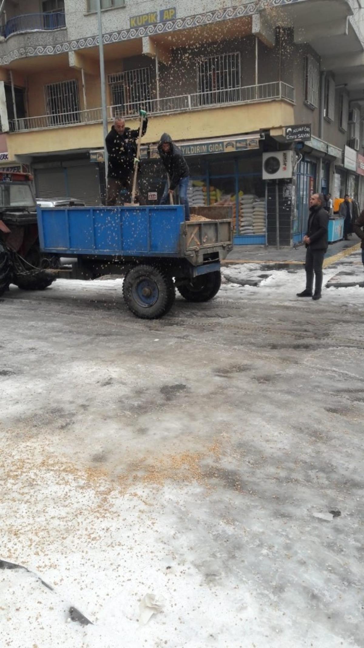 Bağlar Belediyesi buzlanmaya karşı &ouml;nlemlerine devam ediyor