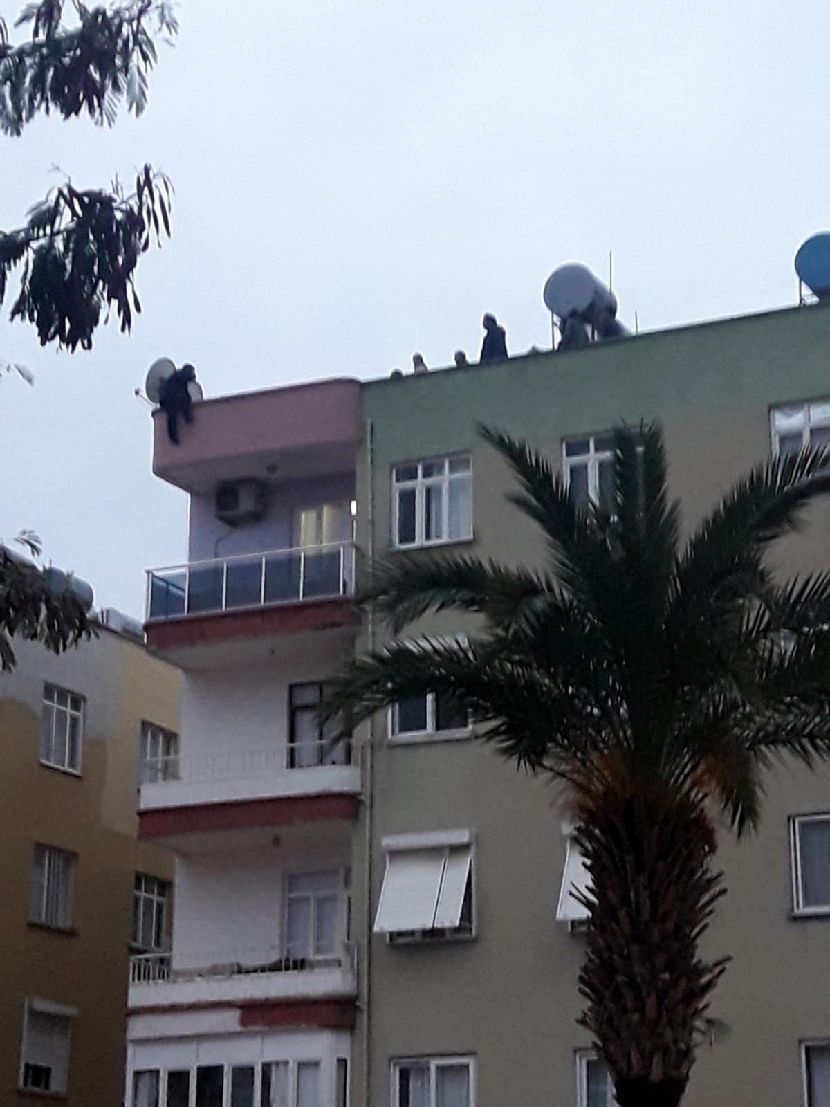 Ayrı yaşadığı eşine Sevgililer G&uuml;n&uuml;'nde &ccedil;i&ccedil;ek g&ouml;nderdi, kabul etmeyince intihara kalkıştı