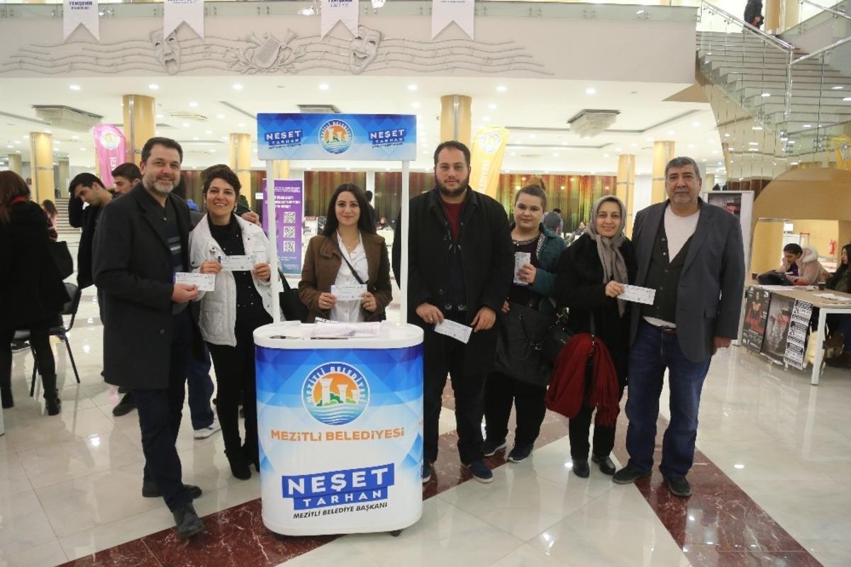 Afişini paylaştıkları &lsquo;Sevgiliye S&uuml;rpriz&rsquo; konserini &uuml;cretsiz izlediler