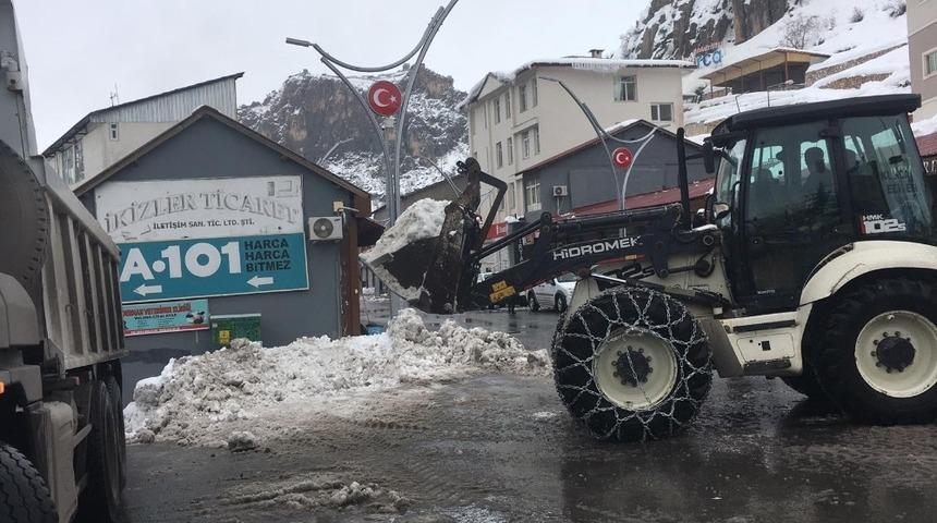 &Ccedil;ukurca Belediyesinden kar temizleme &ccedil;alışması