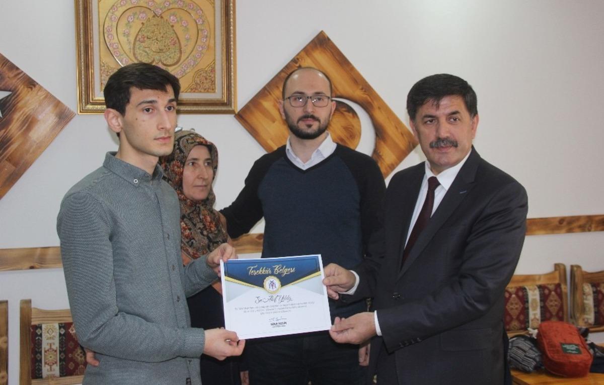 Toplu taşımada b&uuml;y&uuml;klerine yer veren gen&ccedil;lere teşekk&uuml;r belgesi verildi