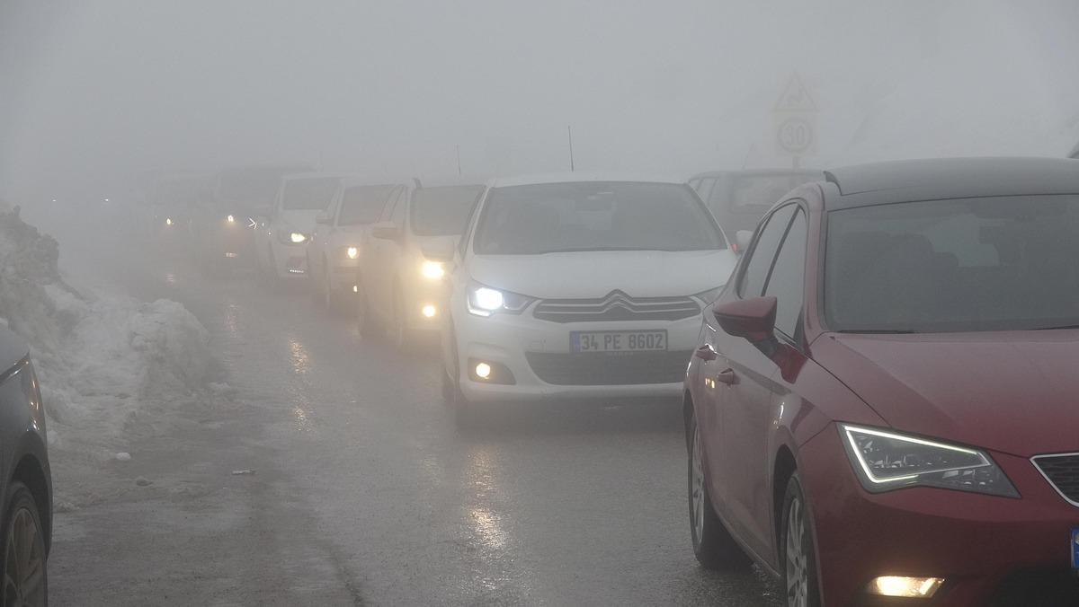Akın ettiler! Kartepe yolunda 3 kilometrelik ara&ccedil; kuyruğu