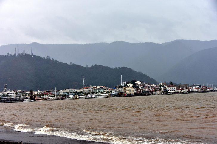 Marmaris'te deniz kahverengi oldu, kaya parçaları yollara düştü G1