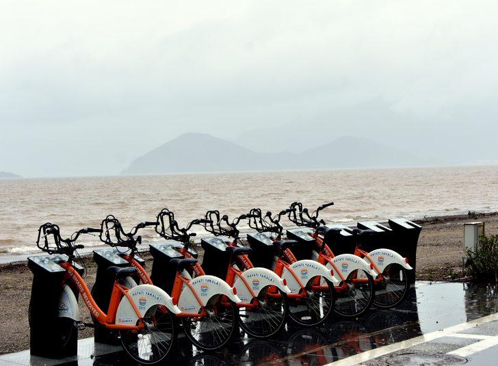 Marmaris'te deniz kahverengi oldu, kaya parçaları yollara düştü G3