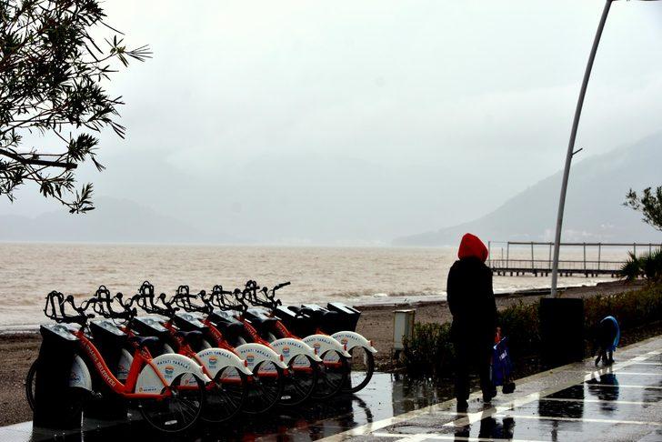 Marmaris'te deniz kahverengi oldu, kaya parçaları yollara düştü G4