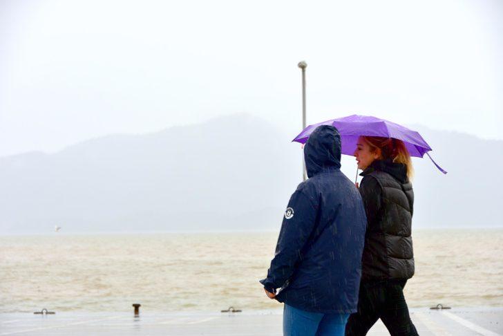 Marmaris'te deniz kahverengi oldu, kaya parçaları yollara düştü G5