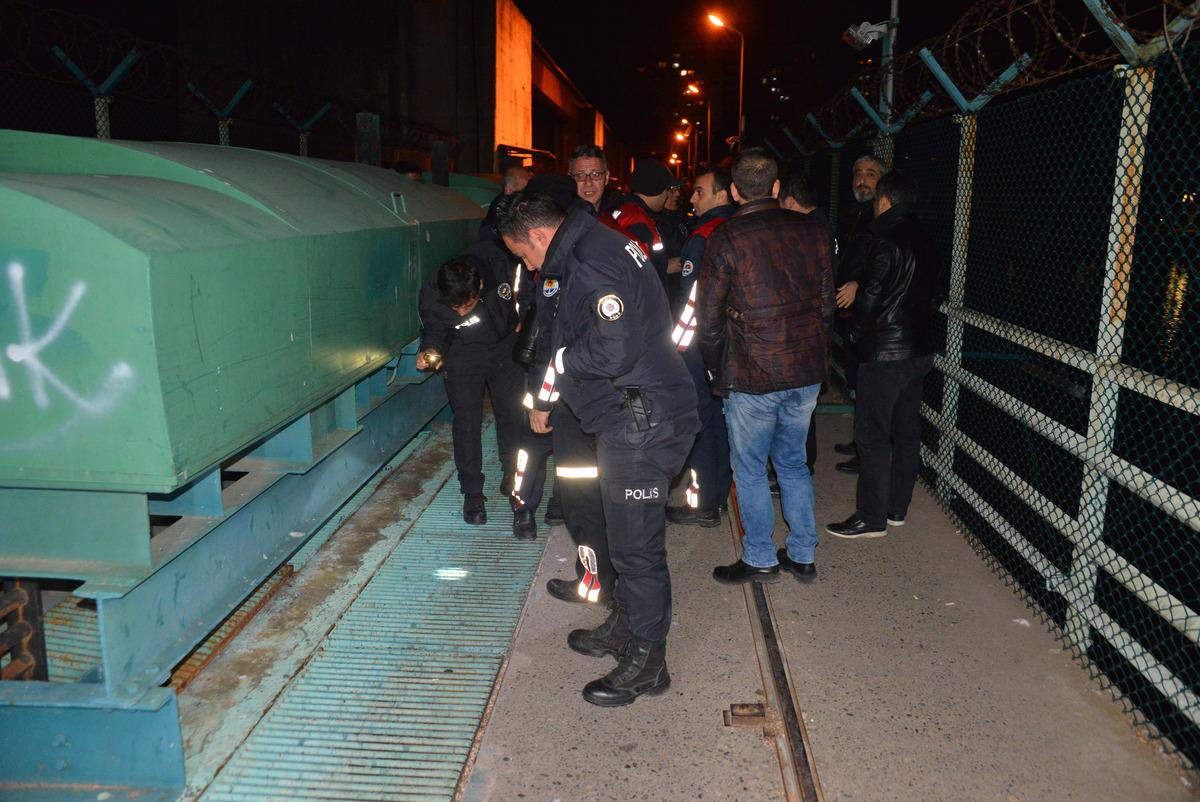 Korkun&ccedil; olay! Seyhan Nehri'nin baraj kapaklarında ceset bulundu